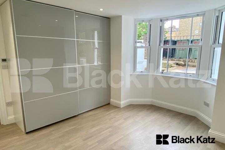 Offing Over 60 Sq. Mts. Of Living & Entertaining Space Flaxman Road , Loughborough Junction 